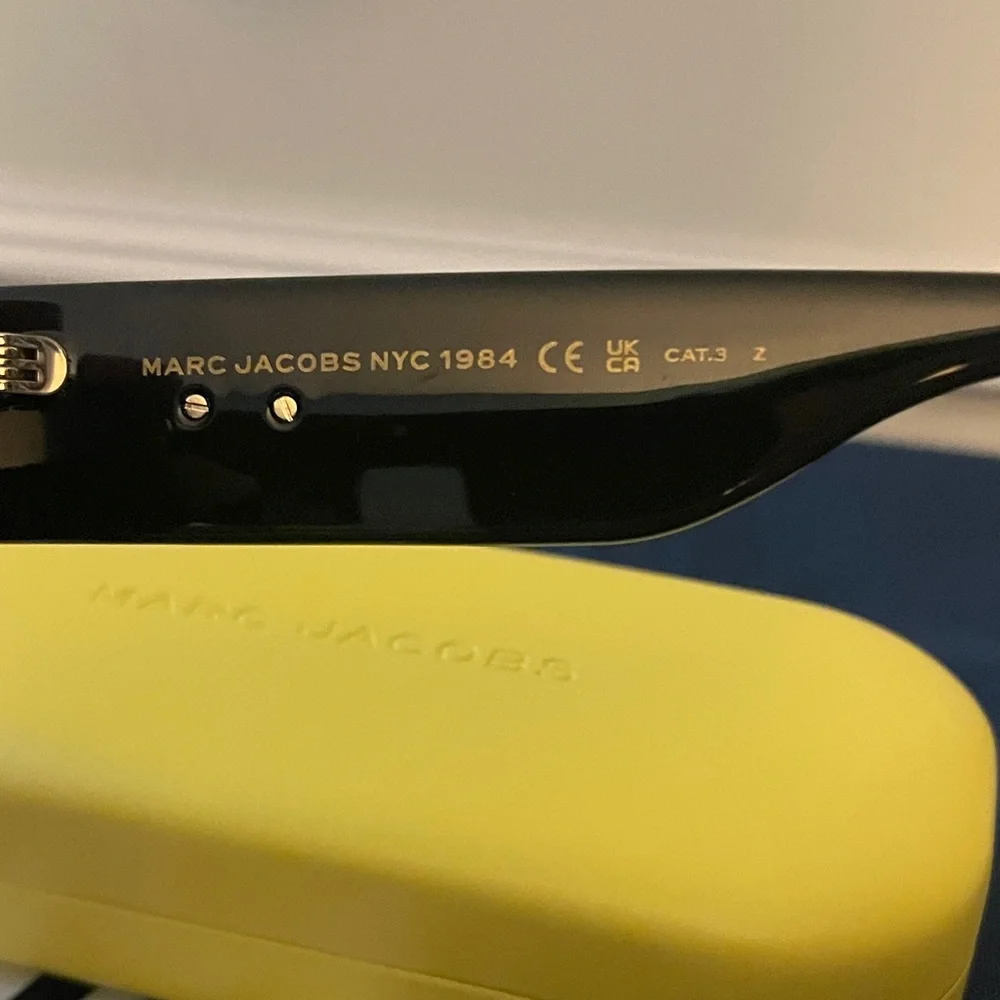 NWOT-Marc Jacob’s Black Sunglasses with Yellow Case - Picture 2 of 10